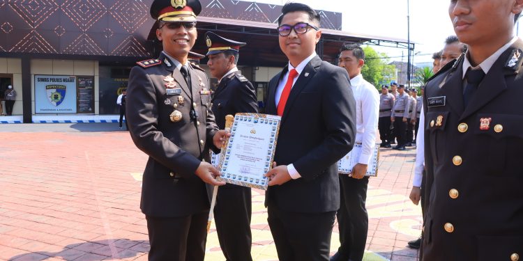 Bertepatan Hari Sumpah Pemuda, Kapolres Ngawi Beri Penghargaan Anggota Berprestasi