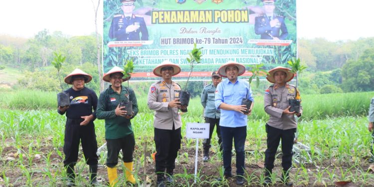 Dukung Asta Cita, Eks Brimob Polres Ngawi Tanam Pohon