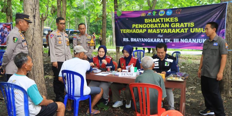 Cooling System Polres Ngawi Gelar Bakti Kesehatan untuk Warga