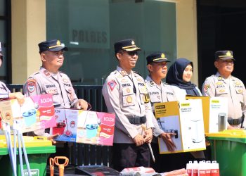 Tingkatkan Pelayanan Publik,  Kapolres Ngawi Berikan Sarana Kebersihan