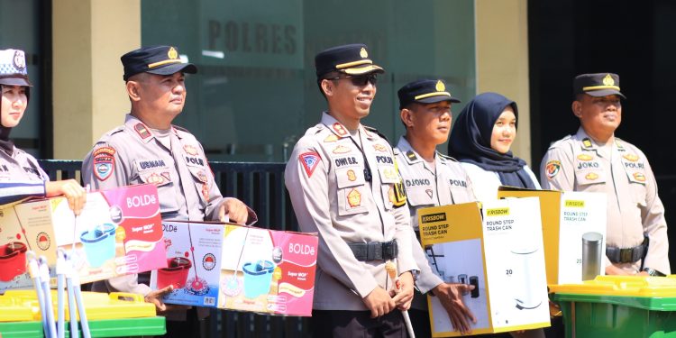 Tingkatkan Pelayanan Publik, Kapolres Ngawi Berikan Sarana Kebersihan
