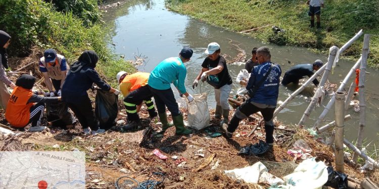 Pemdes Batangsaren Gelar Kerja Bakti Pembersihan Sampah di Bantaran Sungai Kalisong