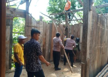 Sinergitas TNI Polri Ngawi, Bantu Rumah Warga yang Tertimpa Pohon di Karanganyar