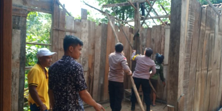 Sinergitas TNI Polri Ngawi, Bantu Rumah Warga yang Tertimpa Pohon di Karanganyar