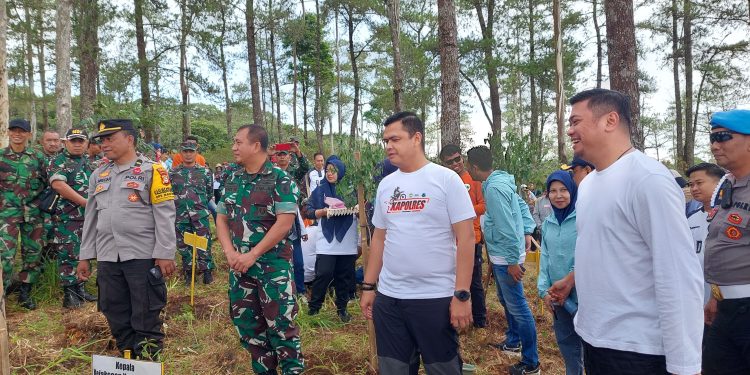 Peringati Hari Jadi Gowa Ke-704, Kapolres Gowa Hadiri Kegiatan Penanaman Pohon di Lahan Kritis
