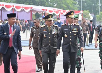Kapolda Jabar Hadiri Peringatan Hari Pahlawan di Gasibu Bandung dan Ziarah Ke Makam Rd. Dewi Sartika