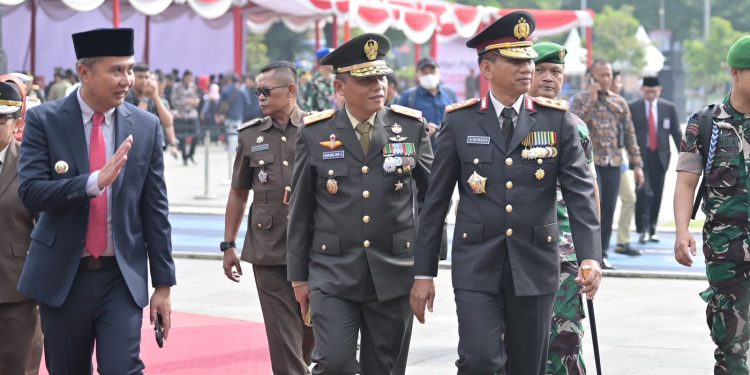 Kapolda Jabar Hadiri Peringatan Hari Pahlawan di Gasibu Bandung dan Ziarah Ke Makam Rd. Dewi Sartika