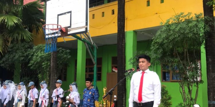 Kasat Narkoba Polres Gowa Pimpin Upacara Bendera dan Penyuluhan Bahaya Narkoba di SMAN 1 Gowa
