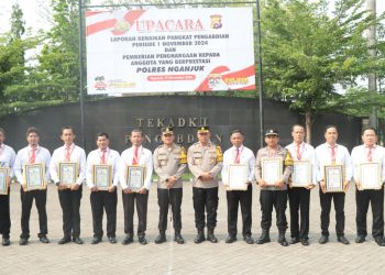 Upacara Kenaikan Pangkat Pengabdian dan Pemberian Penghargaan Anggota Berprestasi di Polres Nganjuk
