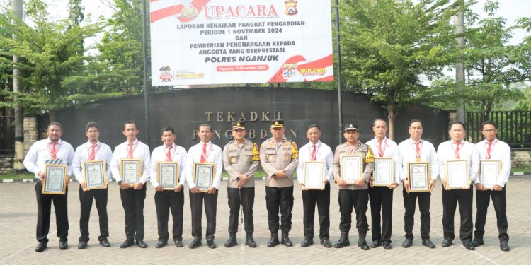 Upacara Kenaikan Pangkat Pengabdian dan Pemberian Penghargaan Anggota Berprestasi di Polres Nganjuk