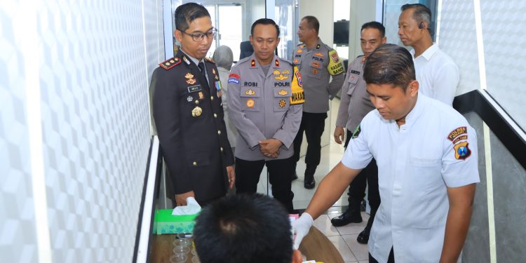 Dukung Asta Cita Presiden RI, Polres Ngawi Cek Urine Anggota