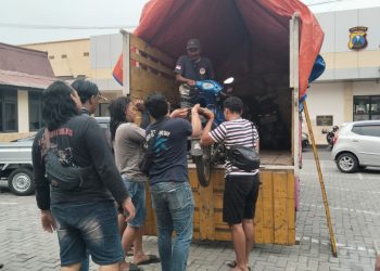Polres Nganjuk Gerebek Arena Perjudian Sabung Ayam di Desa Sonoageng, Puluhan Motor dan barang Bukti Lain Diamankan