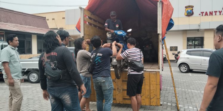 Polres Nganjuk Gerebek Arena Perjudian Sabung Ayam di Desa Sonoageng, Puluhan Motor dan barang Bukti Lain Diamankan