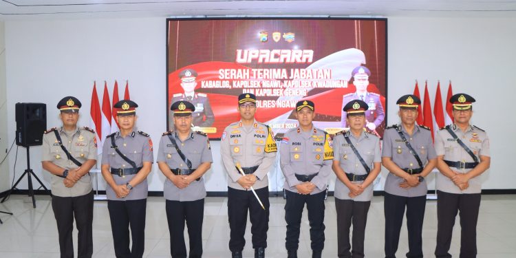 Kapolres Ngawi Pimpin Upacara Sertijab Kabag Log dan Tiga Kapolsek
