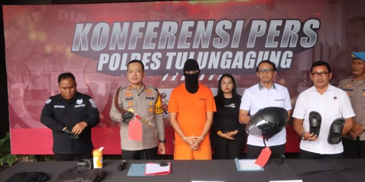 Polres Tulungagung Menggelar Konferensi Pers Pengungkapan Kasus Pencurian Disertai Ancaman Kekerasan Dengan Senjata Tajam