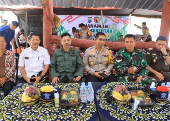 Dukung Ketahanan Pangan Nasional, Polres Bersama Forkopimda Ngawi Tanam Jagung dan Bagi Sembako