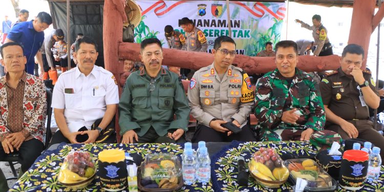 Dukung Ketahanan Pangan Nasional, Polres Bersama Forkopimda Ngawi Tanam Jagung dan Bagi Sembako