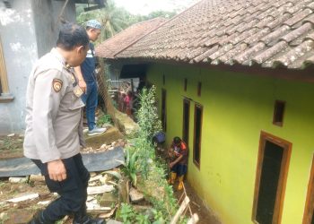 Polisi  Cek TKP Bencana Alam Pergerakan Tanah