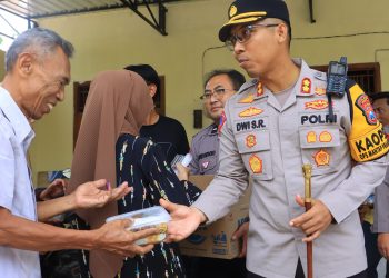 Cooling System Pungut Suara, Polres Ngawi Bagikan Makanan Sehat Kepada Masyarakat