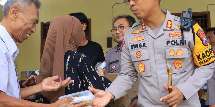 Cooling System Pungut Suara, Polres Ngawi Bagikan Makanan Sehat Kepada Masyarakat