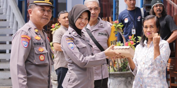 Polres Nganjuk Bagikan Nasi Kotak Untuk Warga yang Telah Gunakan Hak Pilihnya