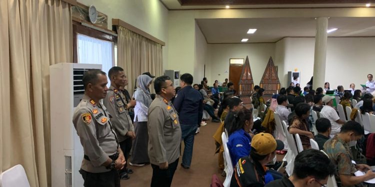Kapolres Toraja Utara Pimpin Langsung Pengamanan Rapat Pleno Terbuka Rekapitulasi Suara Pilkada 2024 Tingkat Kabupaten