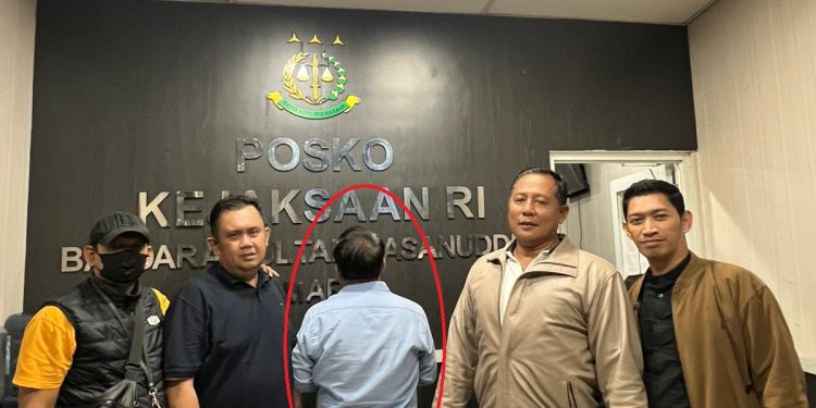 TIM TABUR KEJATI SULSEL TANGKAP TERSANGKA HB DI BEKASI, KASUS KORUPSI PENGELOLAAN GEDUNG MALL PINRANG TAHUN 2017-2024