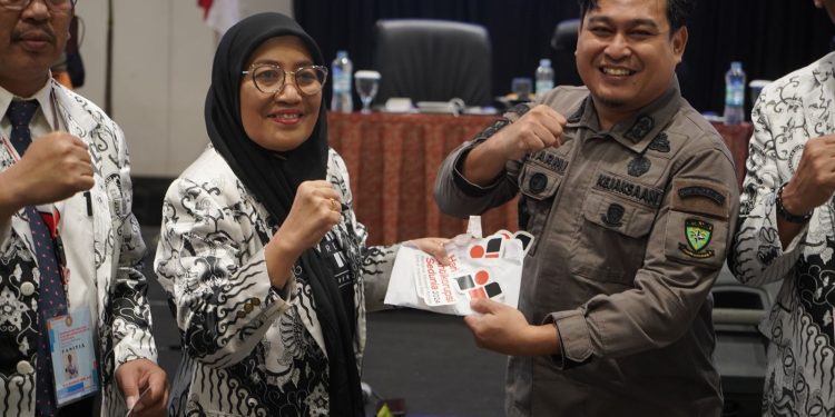 HADIRI KONFERENSI PROVINSI PGRI SULSEL, KASIPENKUM KEJATI SULSEL INGATKAN GURU HATI-HATI KELOLA ANGGARAN PENDIDIKAN