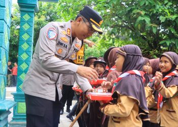 Kapolres Ngawi Berbagi Makan Gizi dan Susu Gratis di Sekolah Dasar Pelosok Desa