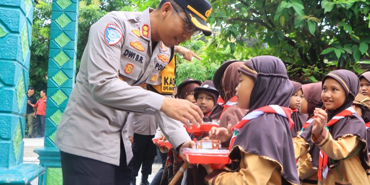 Kapolres Ngawi Berbagi Makan Gizi dan Susu Gratis di Sekolah Dasar Pelosok Desa