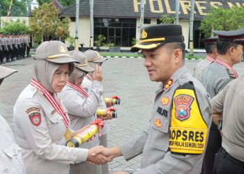 Kapolres Nganjuk Bersama Ketua Bhayangkari Cabang Nganjuk Panen Ikan Lele dan Sayur Mayur di Kolam Terpal Program P2L