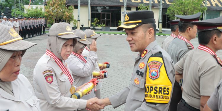 Kapolres Nganjuk Bersama Ketua Bhayangkari Cabang Nganjuk Panen Ikan Lele dan Sayur Mayur di Kolam Terpal Program P2L