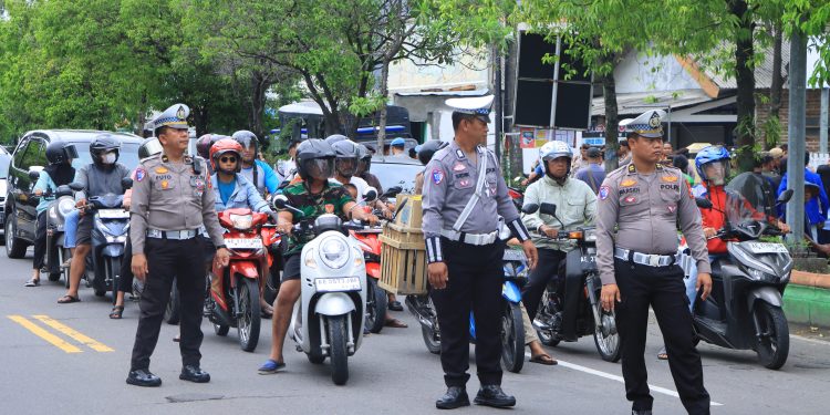 Polisi Kawal Aksi Damai PC PMII dan Aliansi BEM Ngawi Unras Soroti Dana Hibah Dindikbud