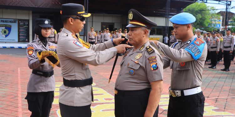 Kapolres Ngawi Pimpin Upacara Kenaikan Pangkat Pengabdian