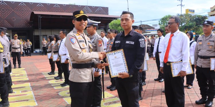 Kapolres Ngawi Beri Penghargaan Kepada 31 Personel yang Berprestasi