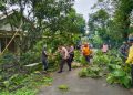 Keselamatan Warga Prioritas Utama, Polisi Ngawi Bersama Relawan Potong Pohon Rawan Tumbang