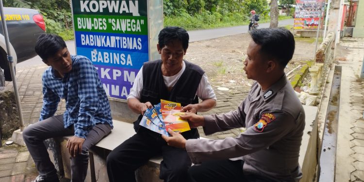 Polisi Ngawi Pasang Pamflet Cegah Perjudian Online di Wilayah Ngrambe