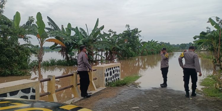 Antisipasi Banjir, Polisi Ngawi Cek Debit Air Sungai dan Imbau Warga Pangkur