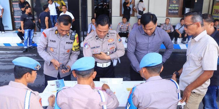 Jelang Nataru, Wakapolres Ngawi Beri Arahan dan Cek Senpi Anggota