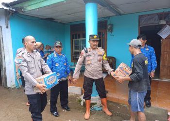 Polisi Ngawi Peduli, Beri Bantuan Korban Tanah Longsor di Sine