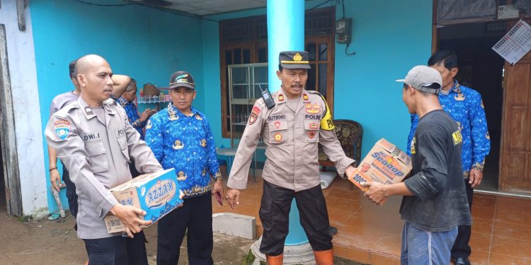 Polisi Ngawi Peduli, Beri Bantuan Korban Tanah Longsor di Sine