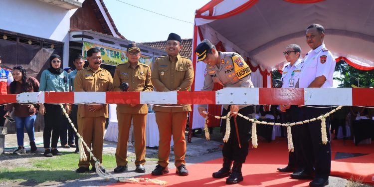 Jelang Nataru, Kapolres Bersama Forkopimda Ngawi Resmikan Pos Penjagaan dan Palang Pintu Perlintasan Kereta Api