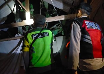 Polisi Ngawi bersama TNI, Evakuasi Rumah Warga yang Tertimpa Pohon di Sine