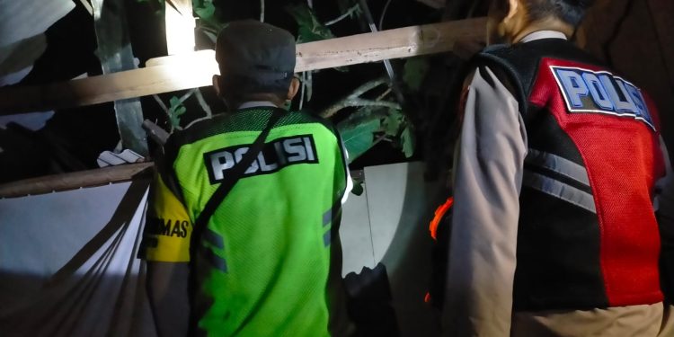 Polisi Ngawi bersama TNI, Evakuasi Rumah Warga yang Tertimpa Pohon di Sine