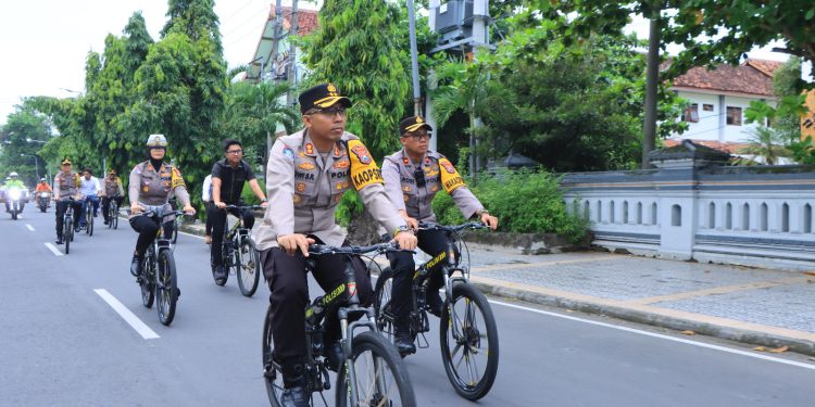 Pastikan Pergantian Tahun Baru di Kota Kondusif, Kapolres Ngawi Patroli Gunakan Sepeda Angin