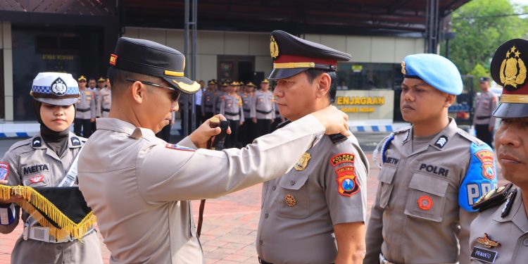 Kapolres Ngawi Pimpin Upacara Laporan Kenaikan Pangkat Anggota Polri TMT 1 Januari 2025