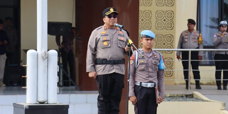 Kapolres Toraja Utara Pimpin Upacara Kenaikan Pangkat 13 Personel Periode 1 Januari 2025