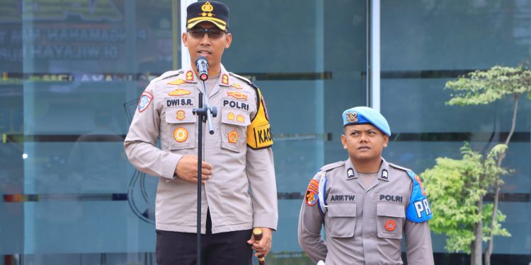 Kendaraan yang Melintas di Ngawi pada Hari ke-13 Ops Lilin Semeru 2024.