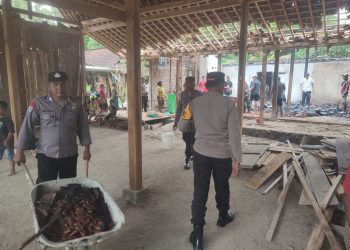 Polisi Ngawi Bantu Warga dari Kebakaran Rumah di Karanganyar