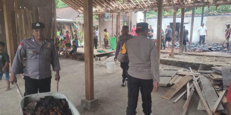 Polisi Ngawi Bantu Warga dari Kebakaran Rumah di Karanganyar